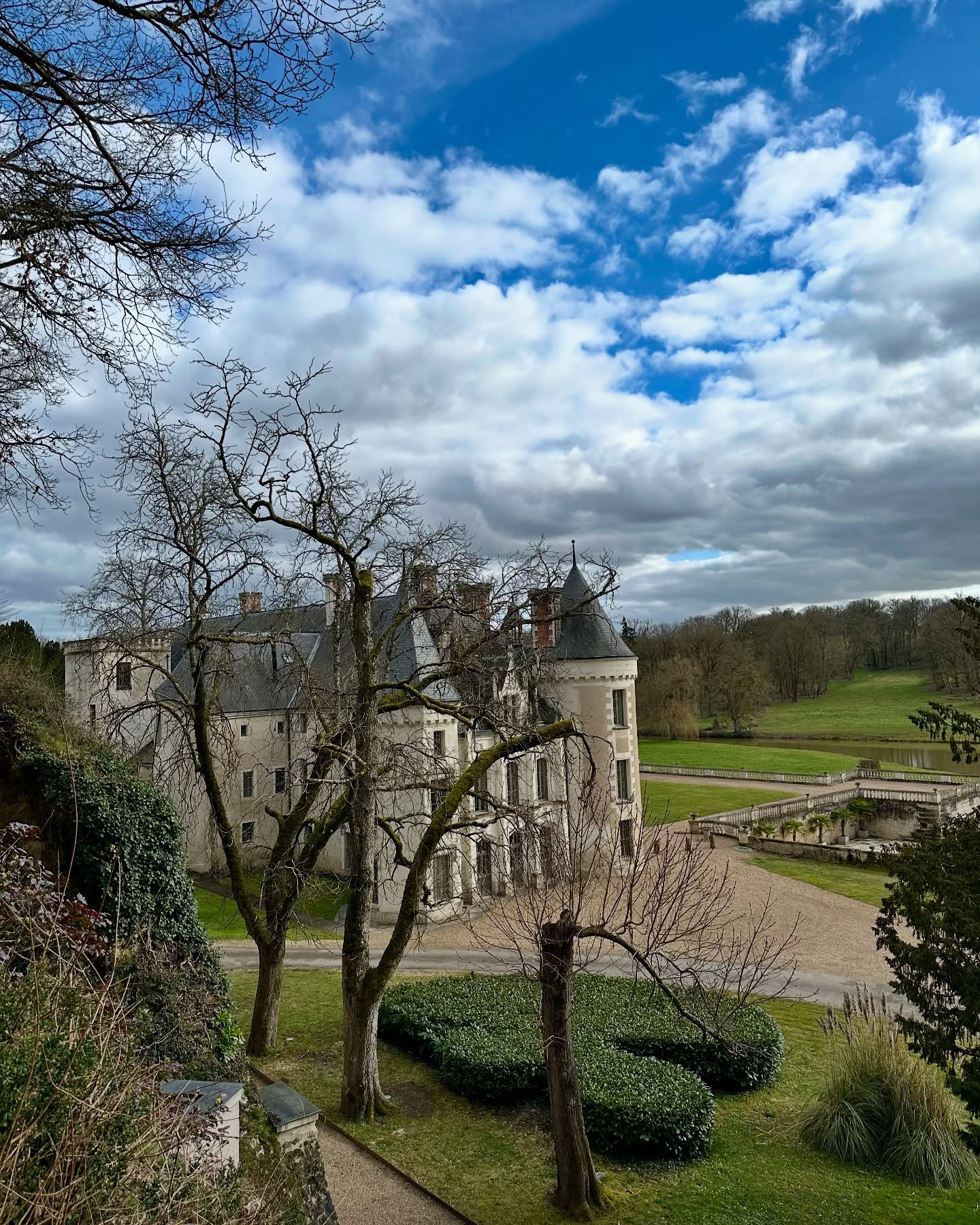 Découvrir les sublimes châteaux de la Loire, tout en séjournant dans l’un d’eux, dans un magnifique cadre, un havre de paix pour vous ressourcer.
Le calme et la tranquillité à une petite heure de Paris en TGV le @chateau_des_arpentis_amboise
Réservation sur www.chateaudesarpentis.com
#chateaudesarpentis #chateau #castle #hotel #chateauhotel #castlehotel #chateauxdelaloire #besthotel #loirevalleycastles #tourainevaldeloire #touraineloirevalley #amboise #travelgram #loirevalley #loirevalleytourism #french #france #travel #voyage #beautifulhotels