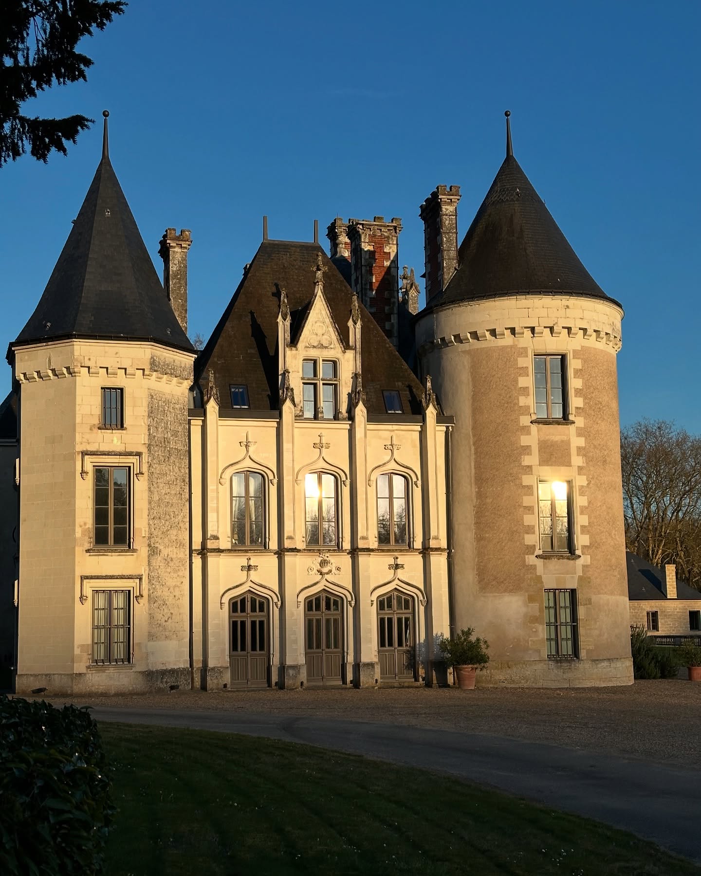 La façade Ouest baignée par la lumière dorée du soir.
Découvrir les sublimes châteaux de la Loire, tout en séjournant dans l’un d’eux, dans un magnifique cadre, un havre de paix pour vous ressourcer.
Le calme et la tranquillité à une petite heure de Paris en TGV le @chateau_des_arpentis_amboise
Réservation sur www.chateaudesarpentis.com