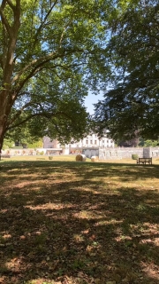Découvrir les sublimes châteaux de la Loire, tout en séjournant dans l’un d’eux, dans un magnifique cadre, un havre de paix pour vous ressourcer.
Le calme et la tranquillité à une petite heure de Paris en TGV le @chateau_des_arpentis_amboise 
Réservation sur www.chateaudesarpentis.com