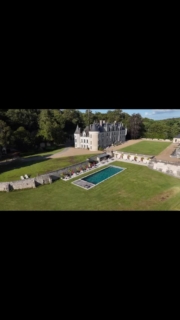 Découvrir les éternels châteaux de la Loire, tout en séjournant dans l’un d’eux, dans un magnifique cadre, un havre de paix pour vous ressourcer.

Le calme et la tranquillité à une petite heure de Paris en TGV le @chateau_des_arpentis_amboise 

Réservation sur www.chateaudesarpentis.com
🎥 @anthony_le_guen_